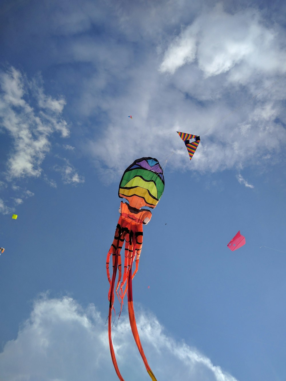 grün-gelber und roter Heißluftballon unter blauem Himmel