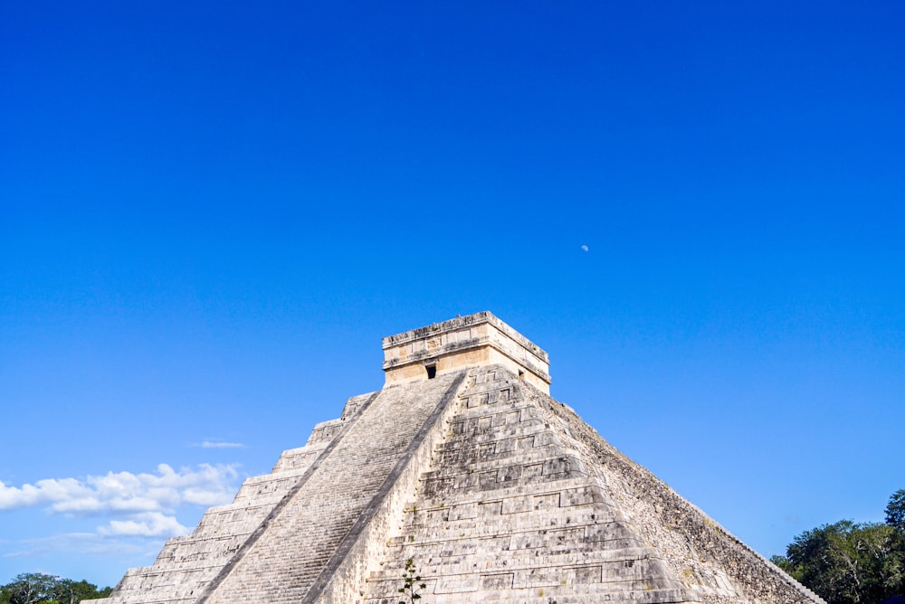 edifício de concreto cinza sob o céu azul durante o dia