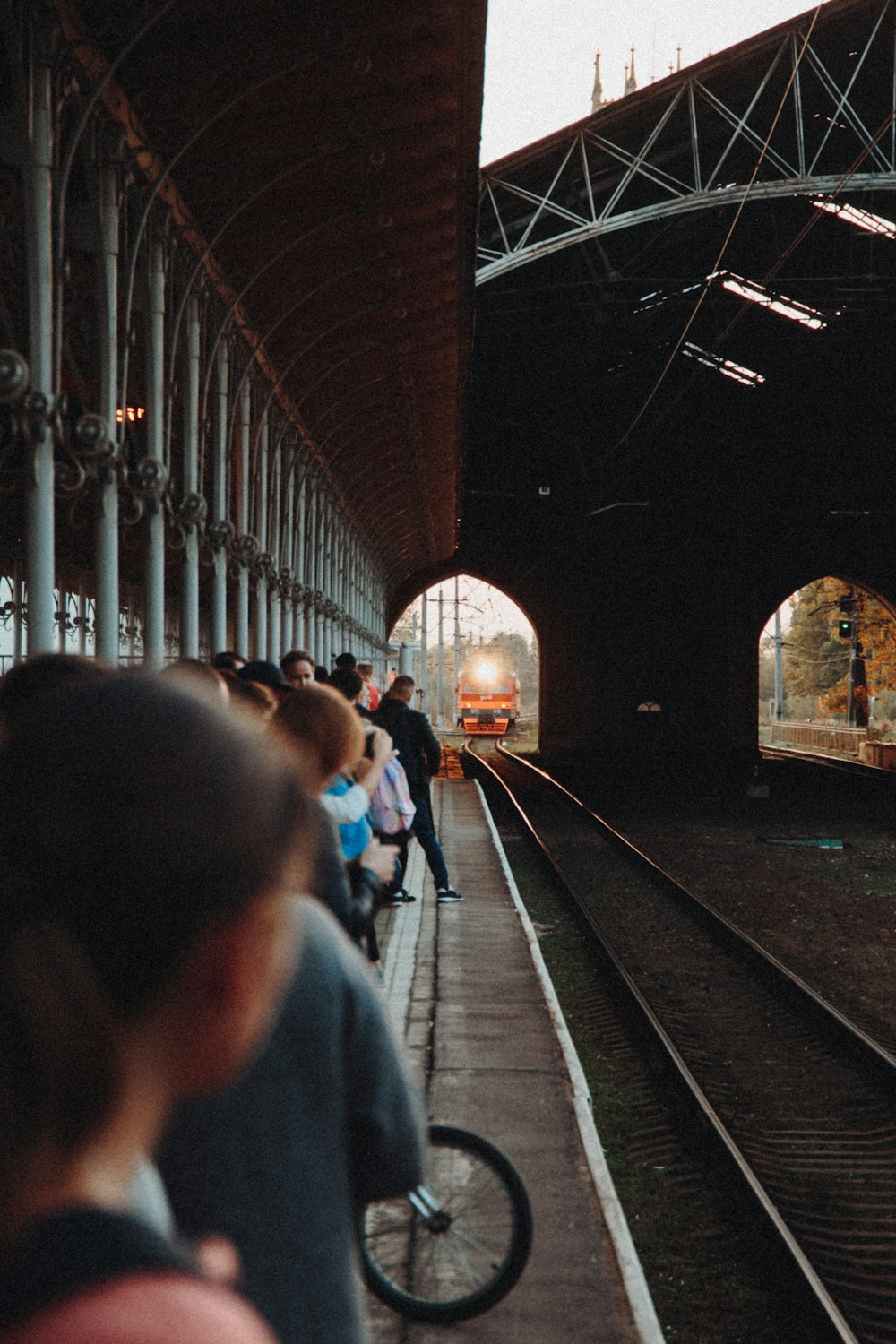 persone che camminano sulla stazione ferroviaria durante il giorno