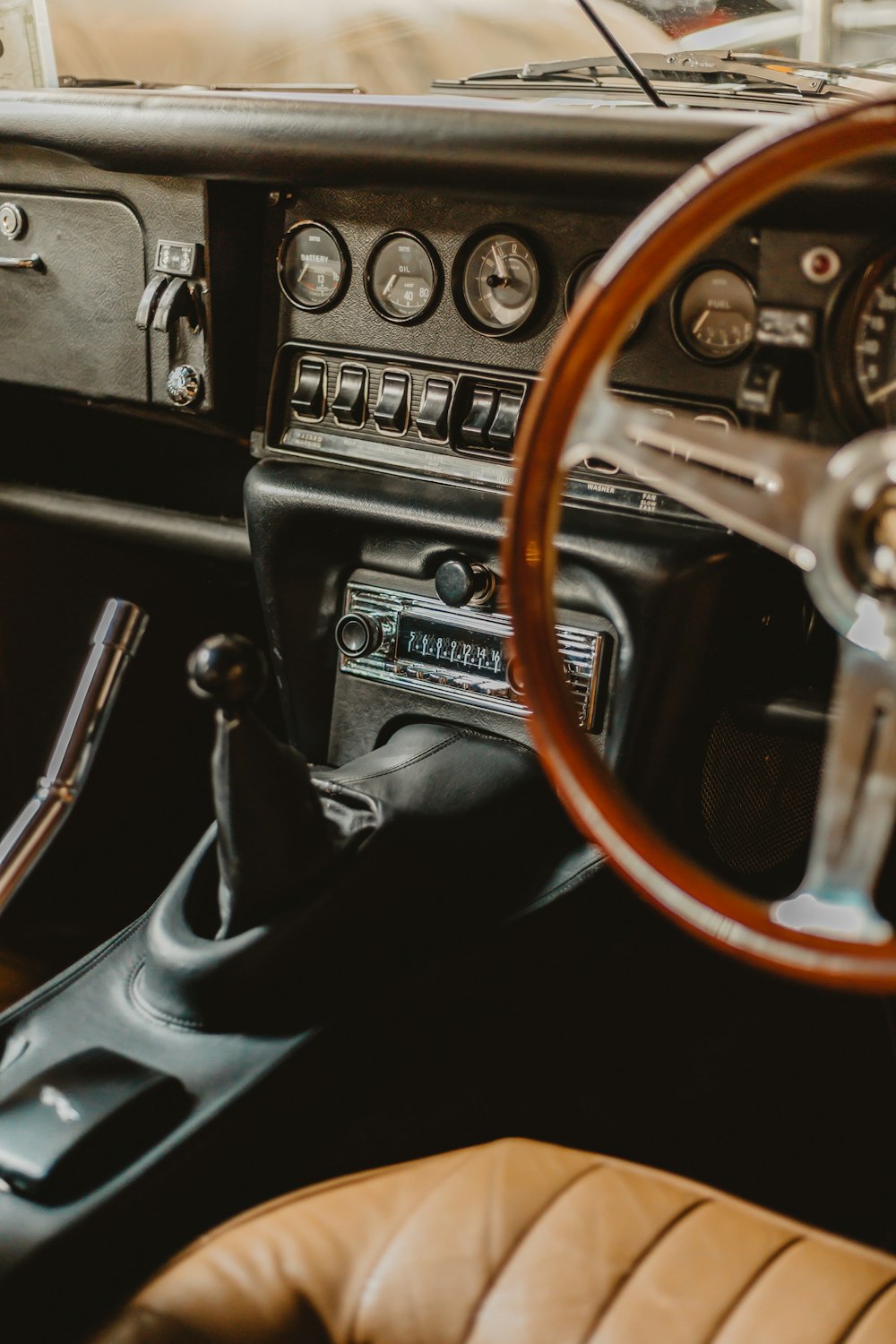 Volante de coche negro y marrón