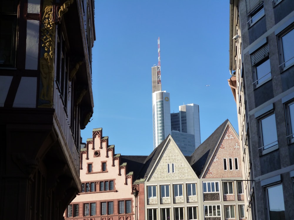 edificio in cemento marrone e bianco sotto il cielo blu durante il giorno