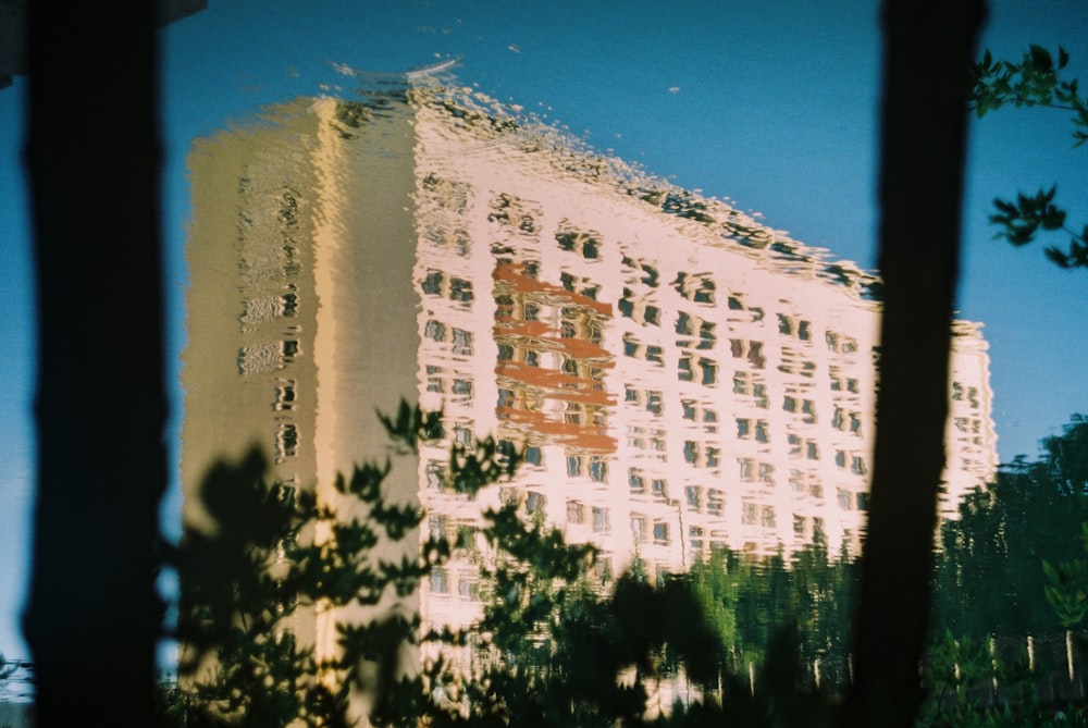 Weißes Betongebäude unter blauem Himmel tagsüber