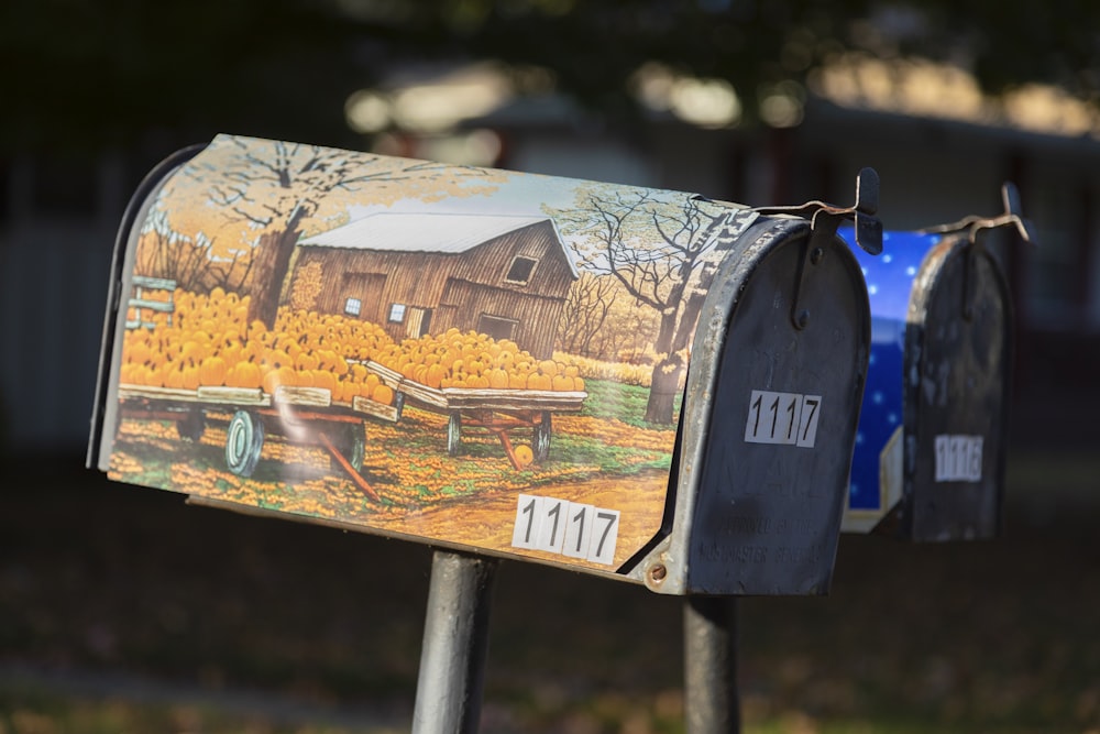 caixa de correio marrom e branca na cerca de madeira marrom durante o dia