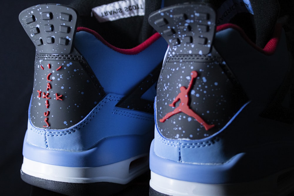 Foto zapatos de baloncesto air jordan azul y negro – Imagen México gratis  en Unsplash