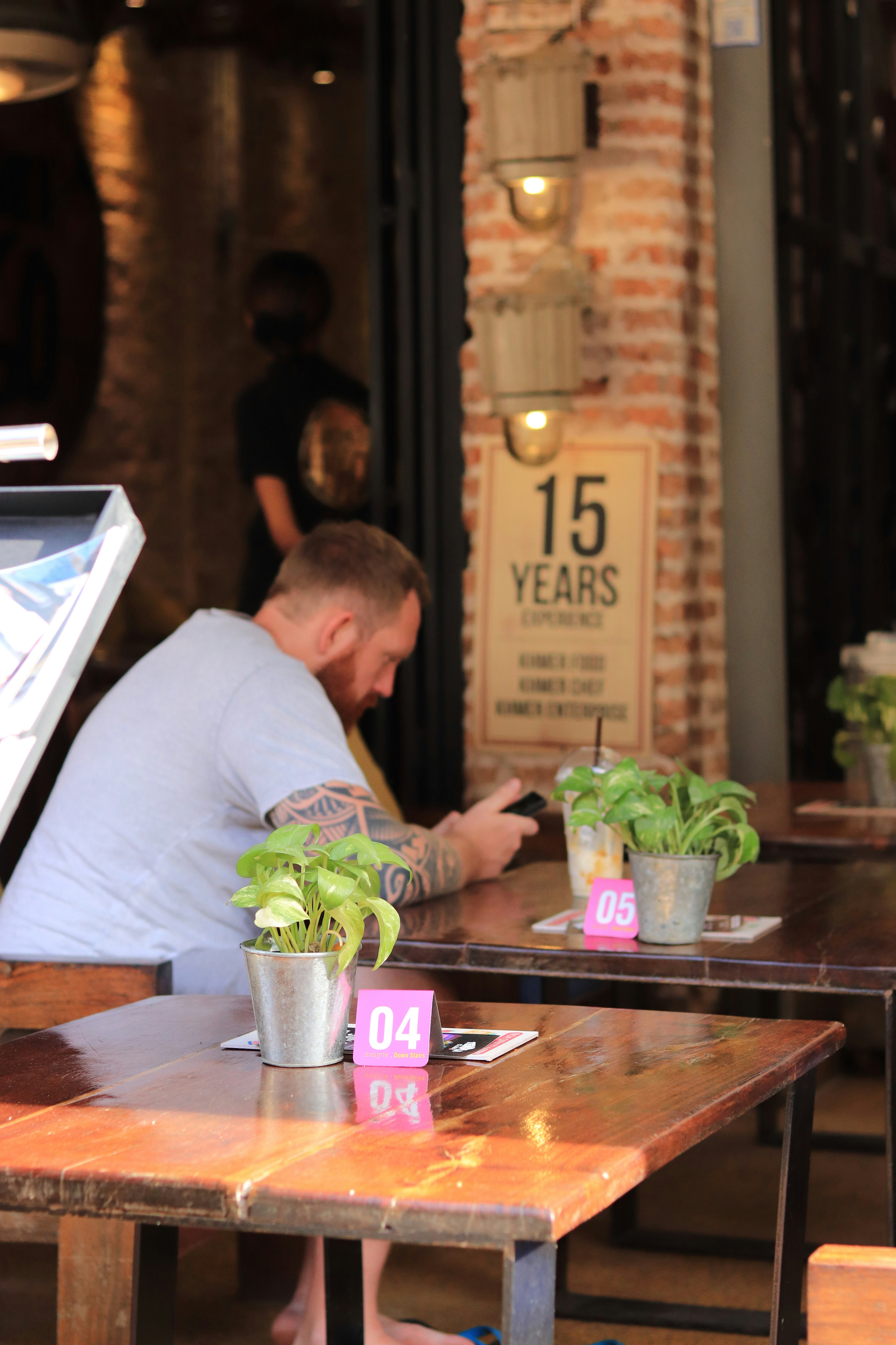 homem na camisa branca sentado à mesa
