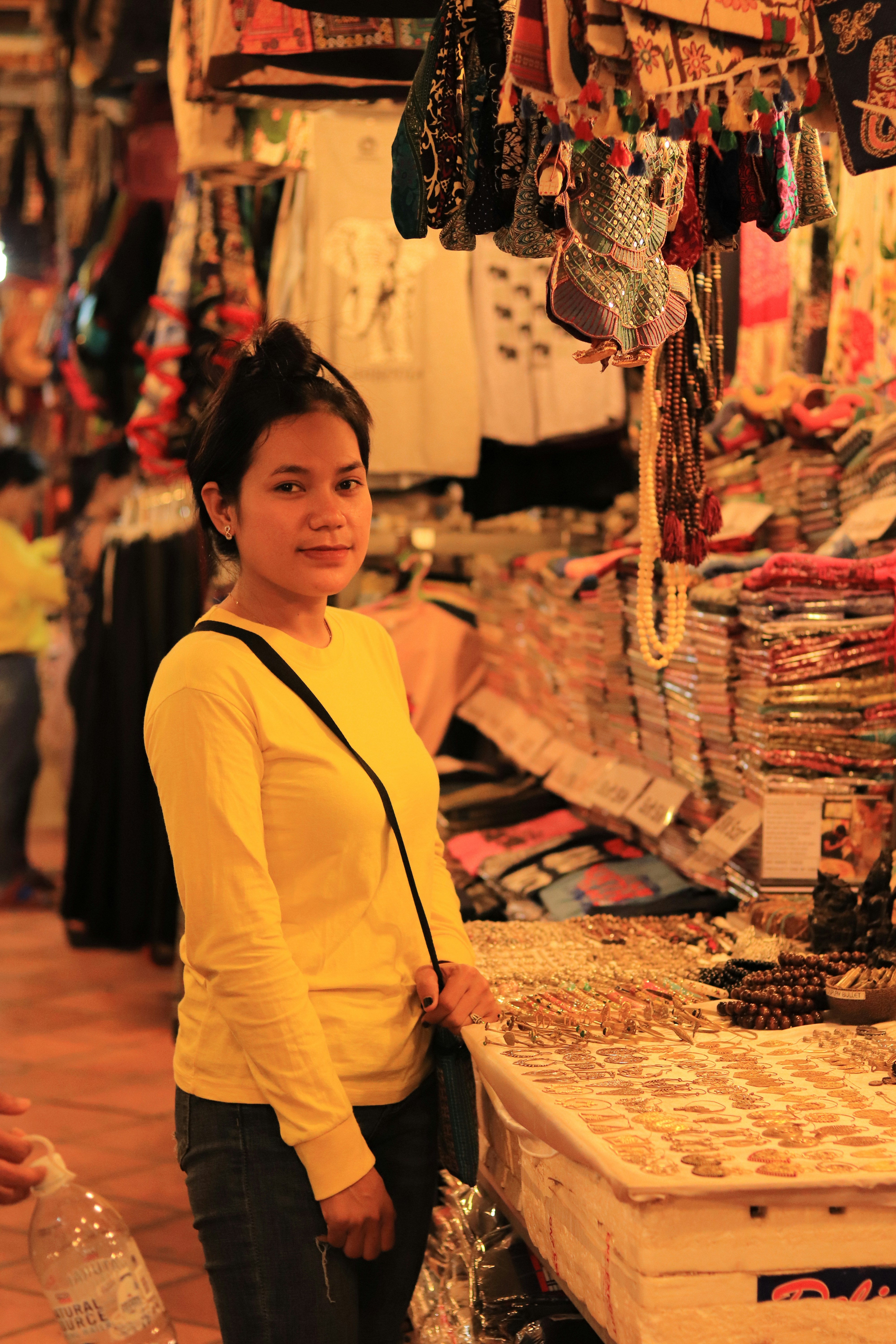 mulher na camisa amarela de manga comprida em pé no tapete marrom e branco da área floral