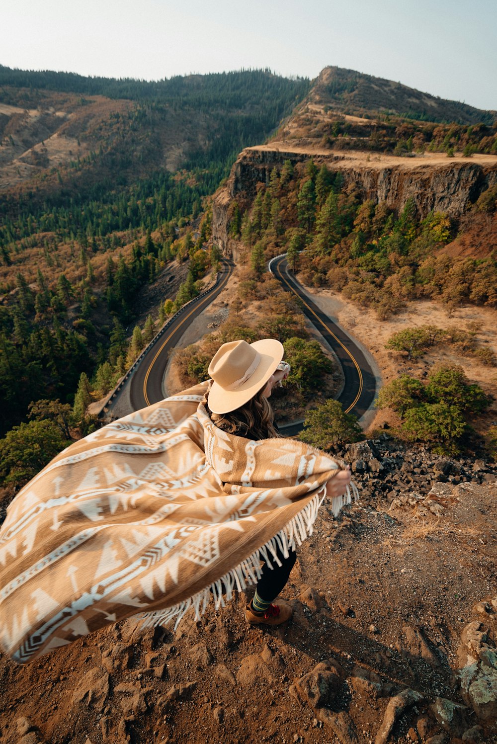 personne portant un chapeau blanc et une chemise de ville marron et blanche