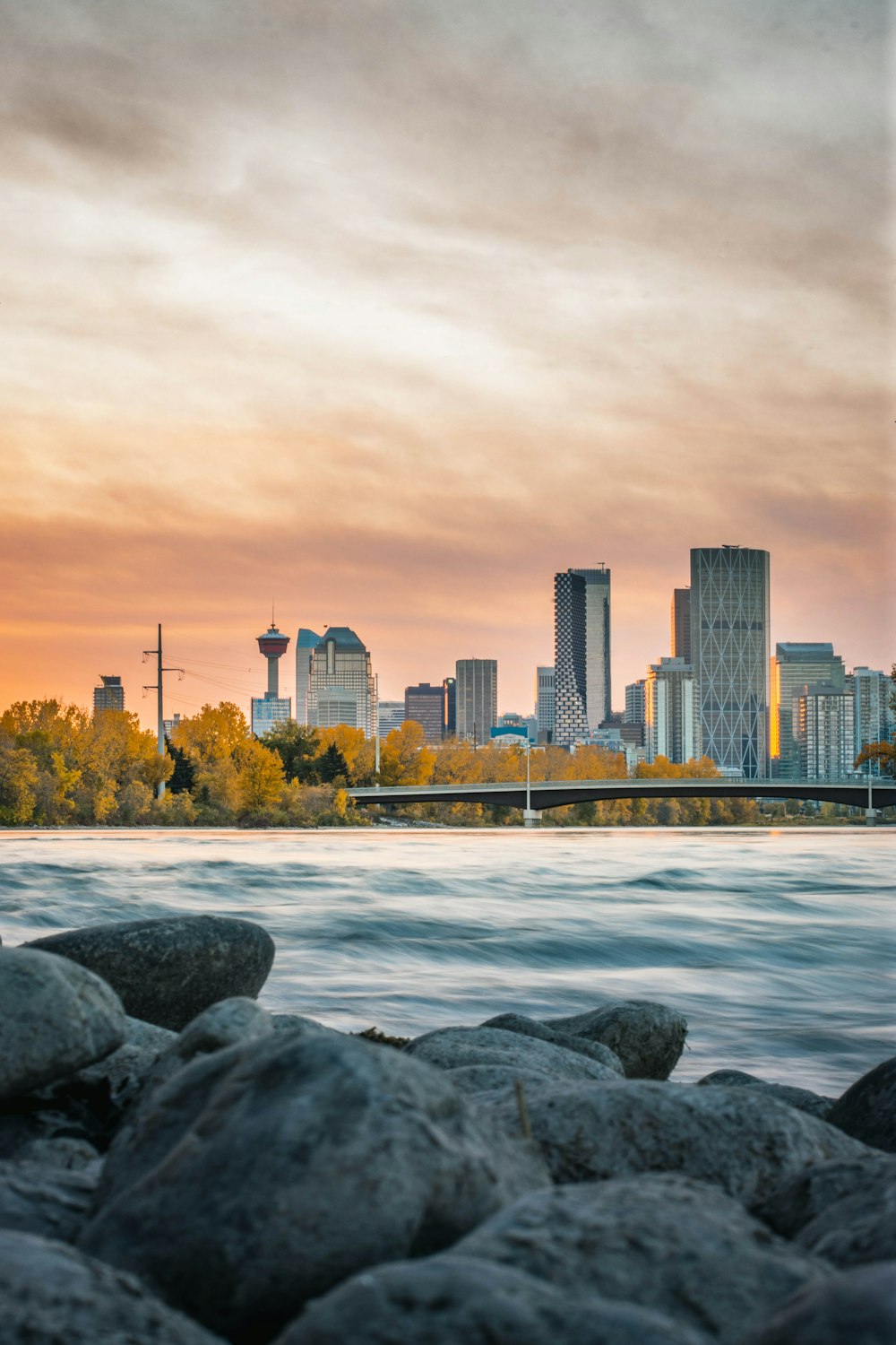 Skyline der Stadt tagsüber über das Gewässer