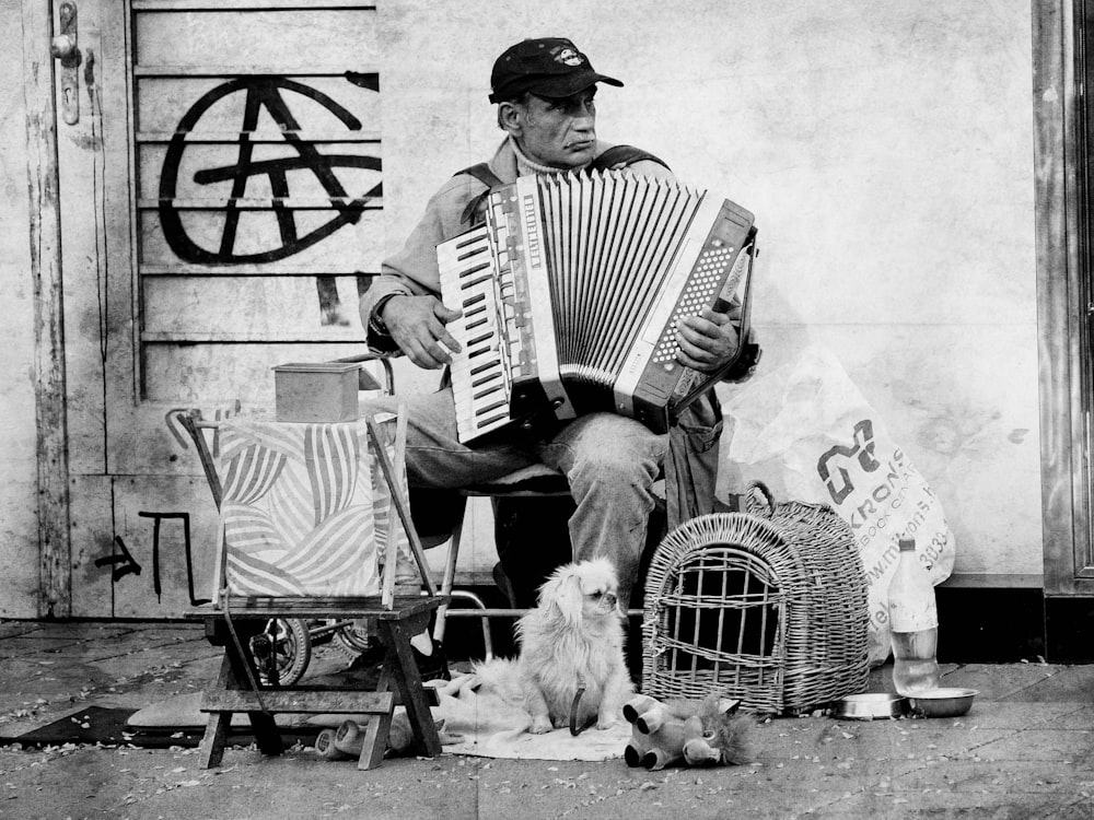 Hombre tocando un boceto de piano