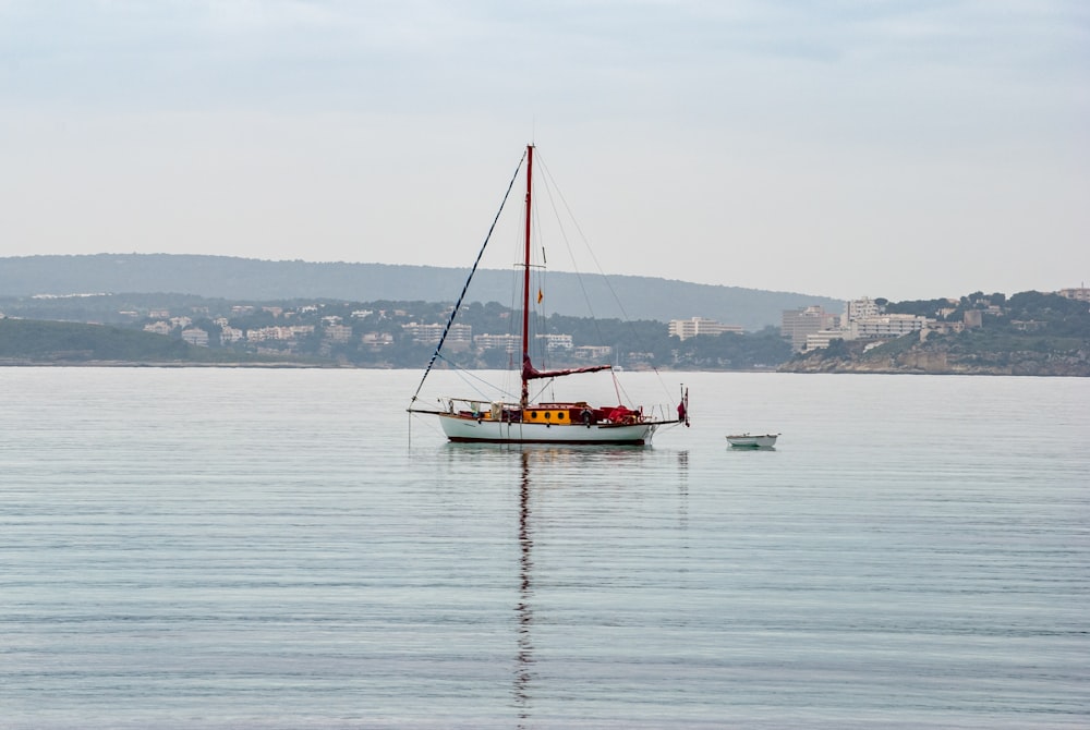 Barco rojo y blanco en el mar durante el día
