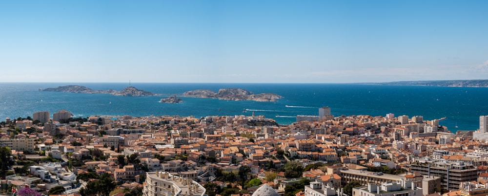 Vista aérea de edificios de la ciudad cerca del mar durante el día