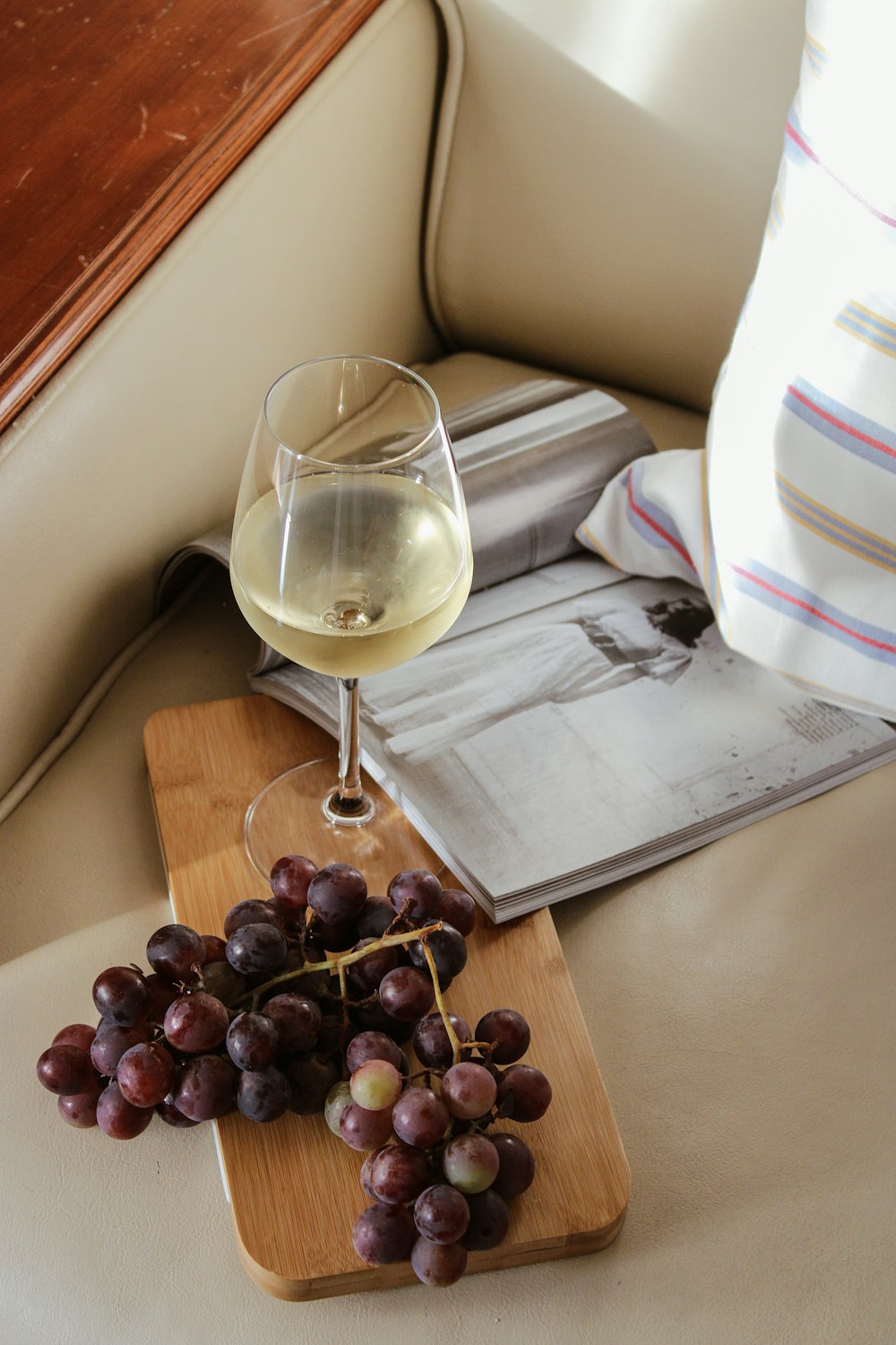 taça de vinho transparente na mesa de madeira marrom