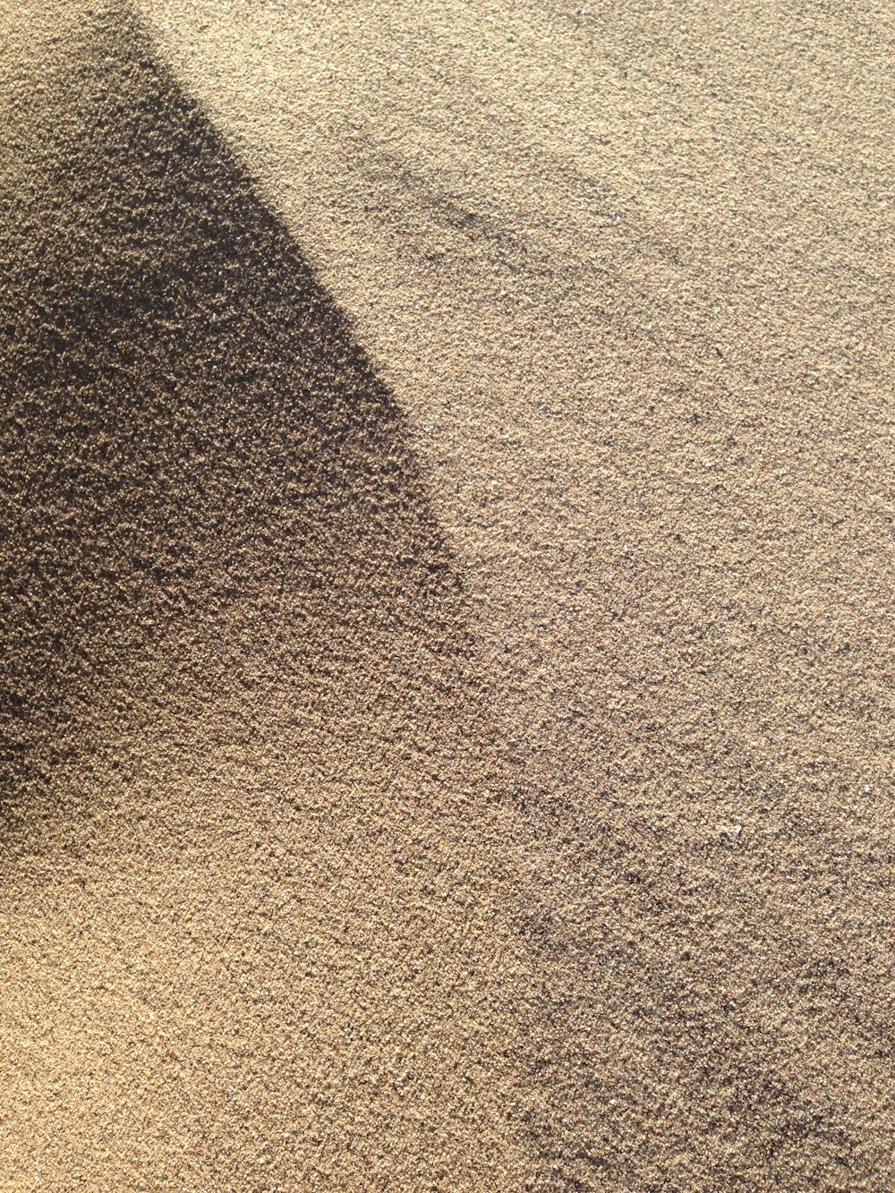 arena marrón con sombra de persona