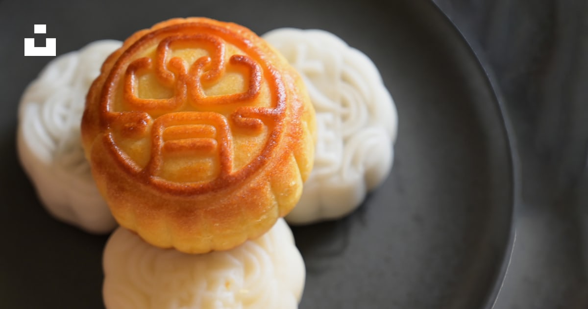 Brown and white pastry on black round plate photo – Free Hong kong ...