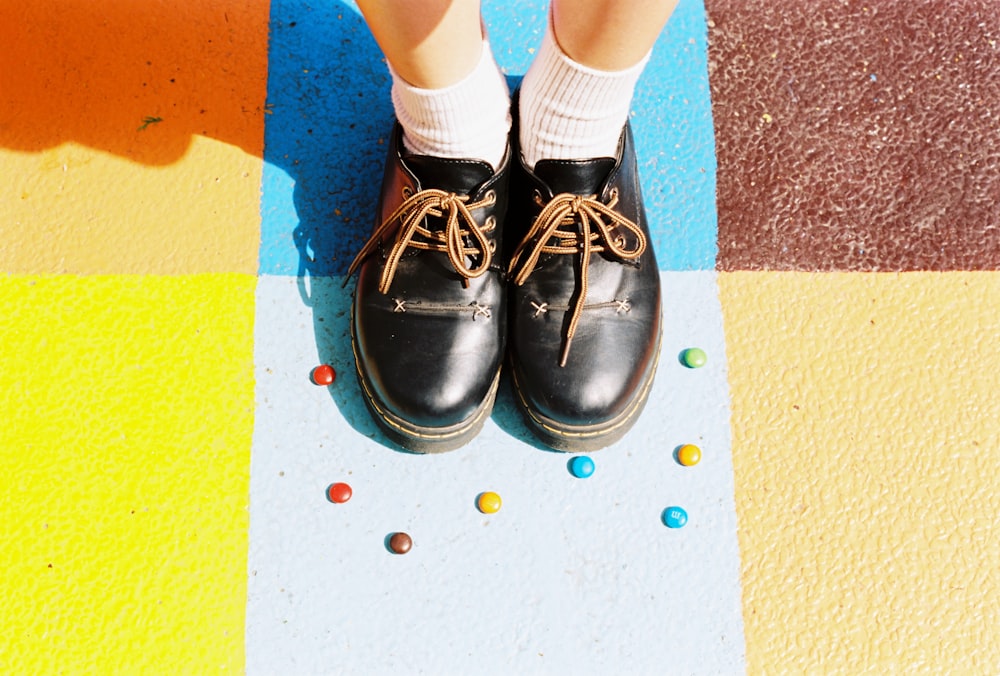 Persona con zapatos de cuero negro