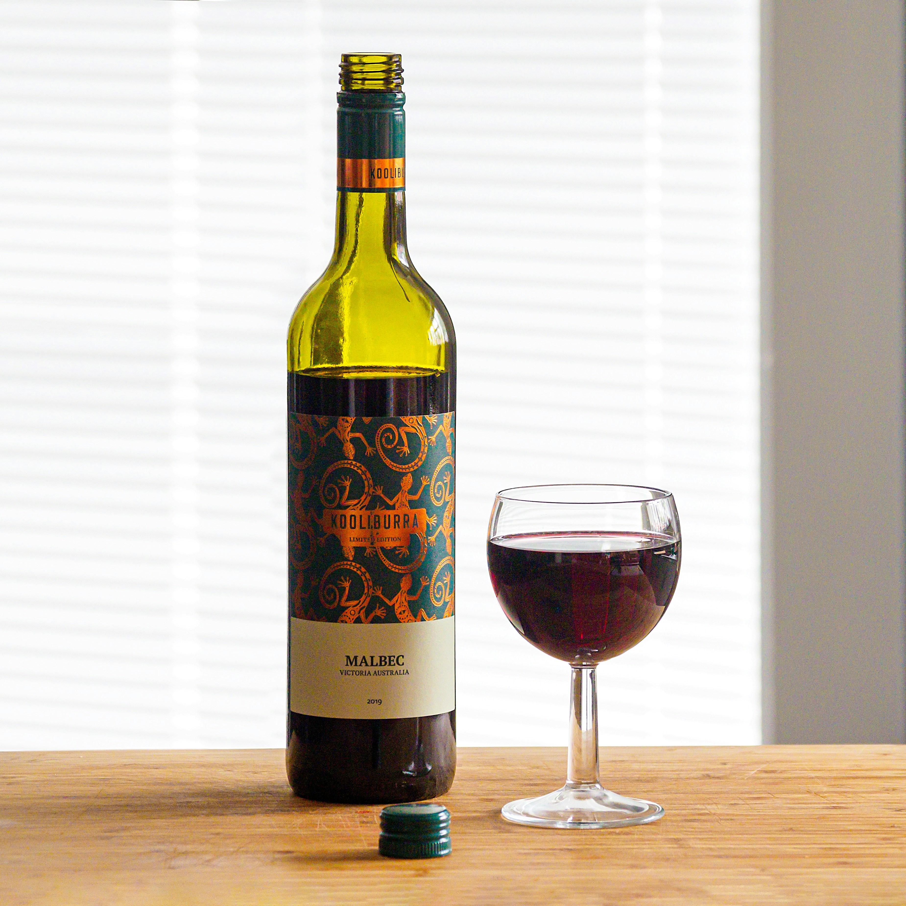 un verre de vin rouge au premier plan. avec du vin argentin