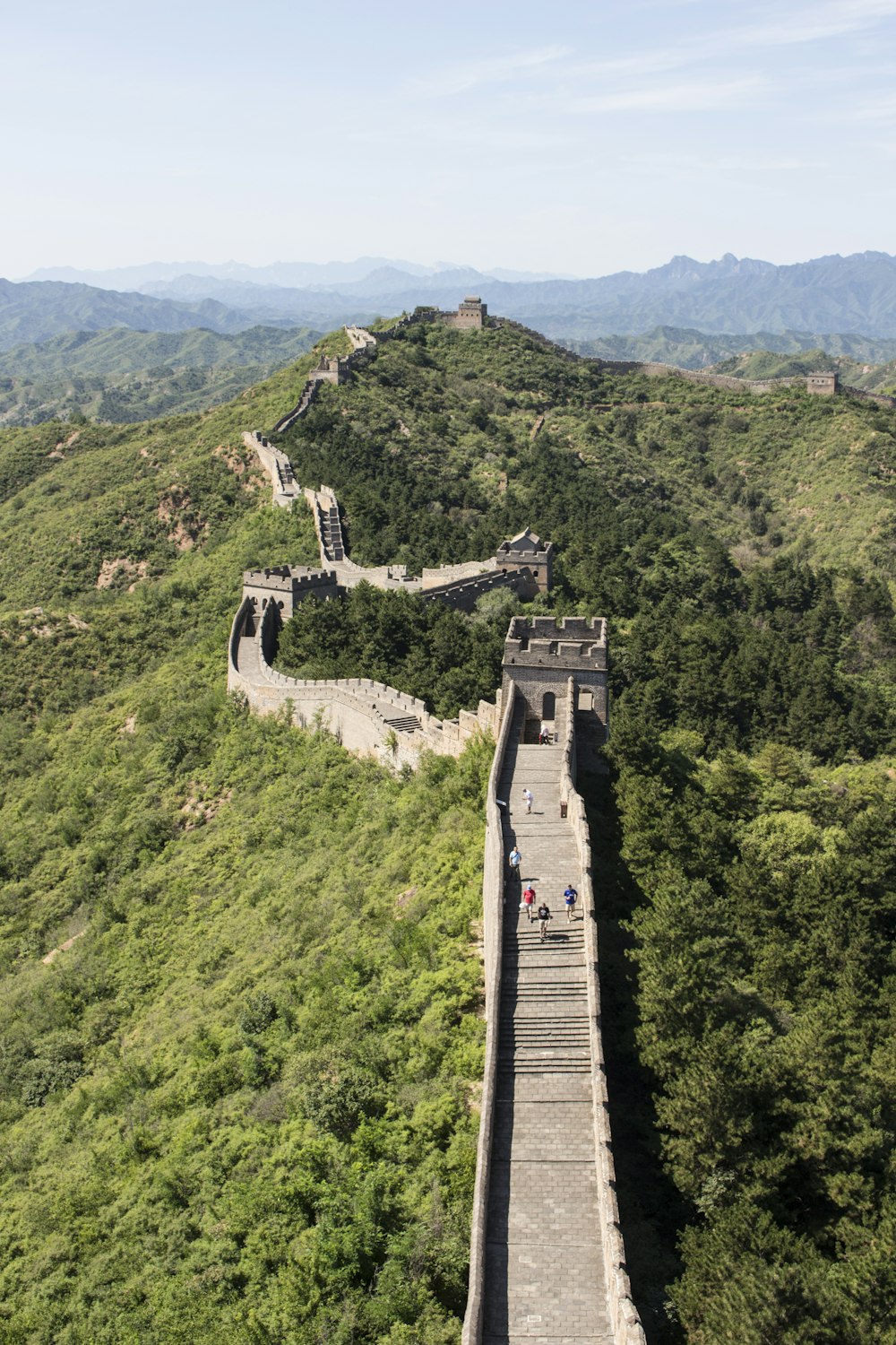 Edificio de hormigón marrón en la cima de la montaña durante el día