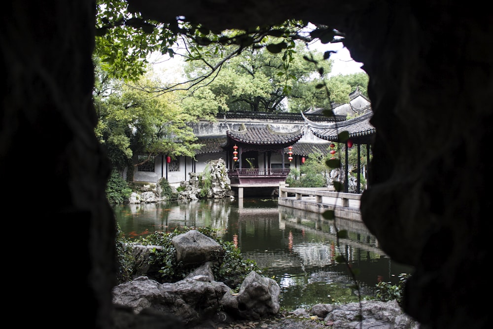 川に架かる茶色の木造橋