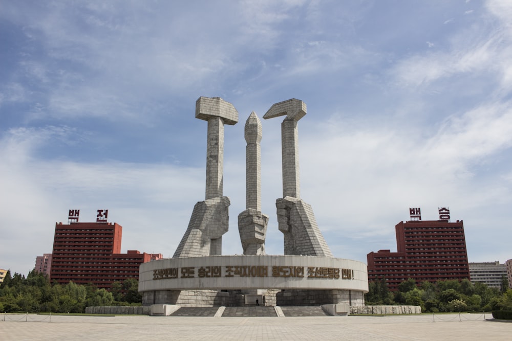 Weißes Betondenkmal unter blauem Himmel tagsüber