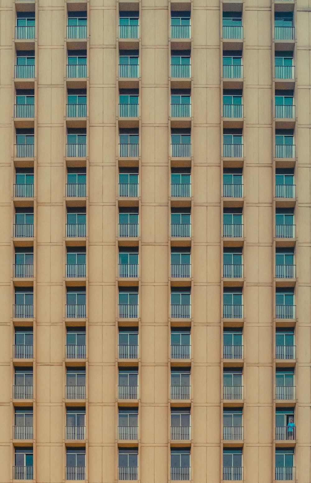 edifício de betão castanho e bege