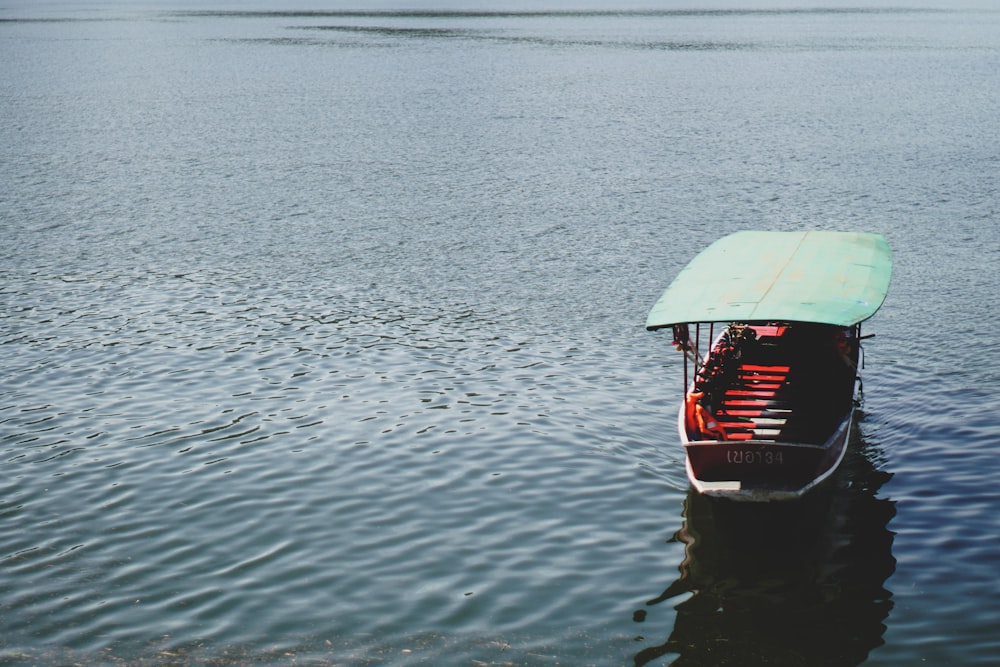 Rot-weißes Boot auf dem Wasser