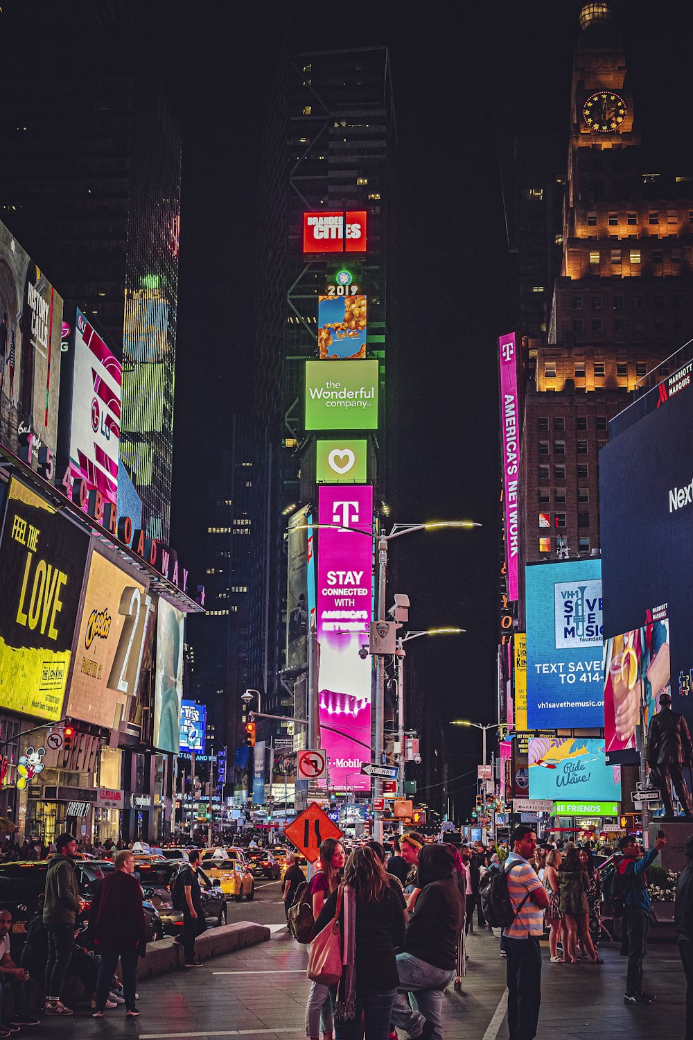 persone che camminano per strada durante la notte