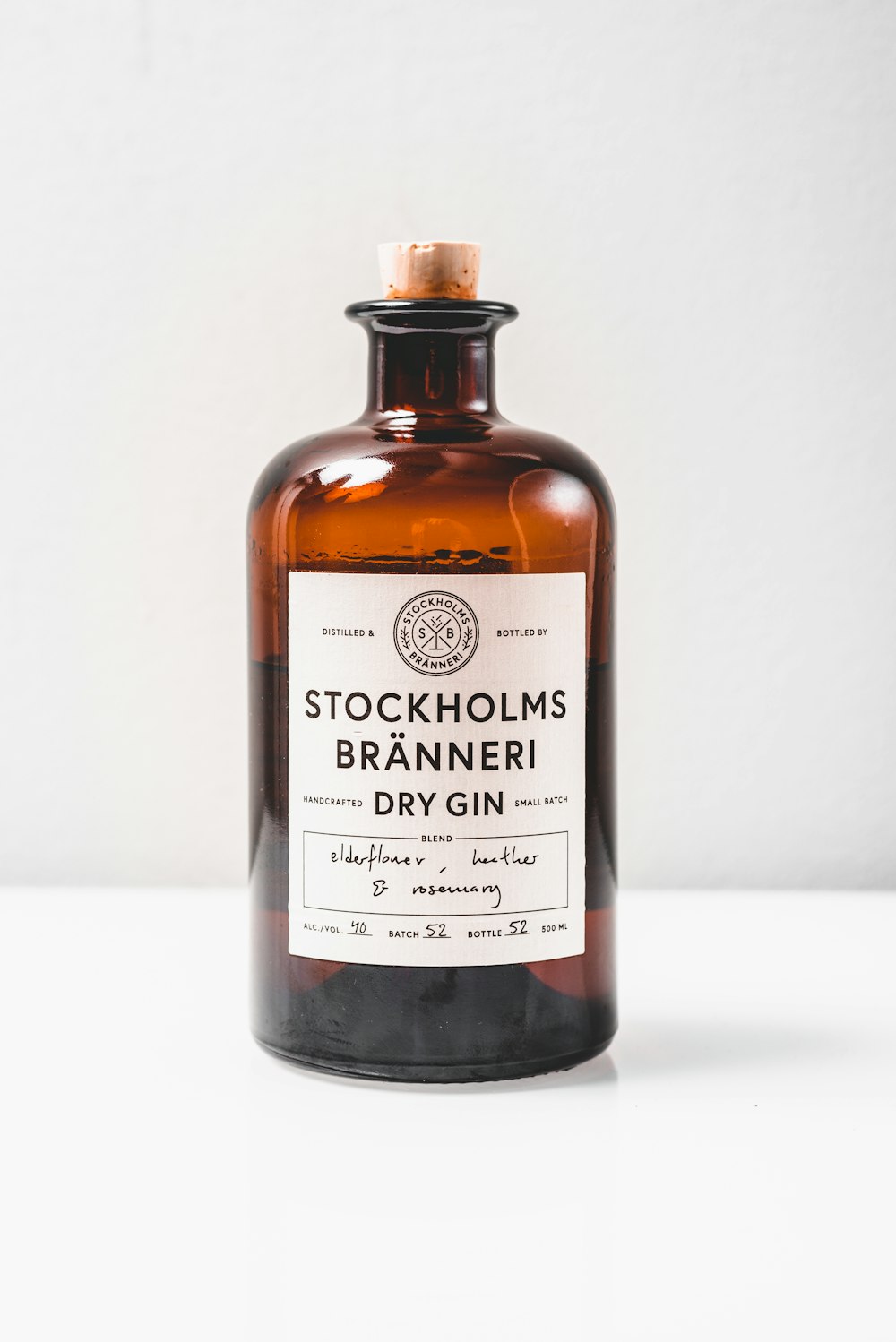 Eine Flasche Stockholls Branerri Dry Gin