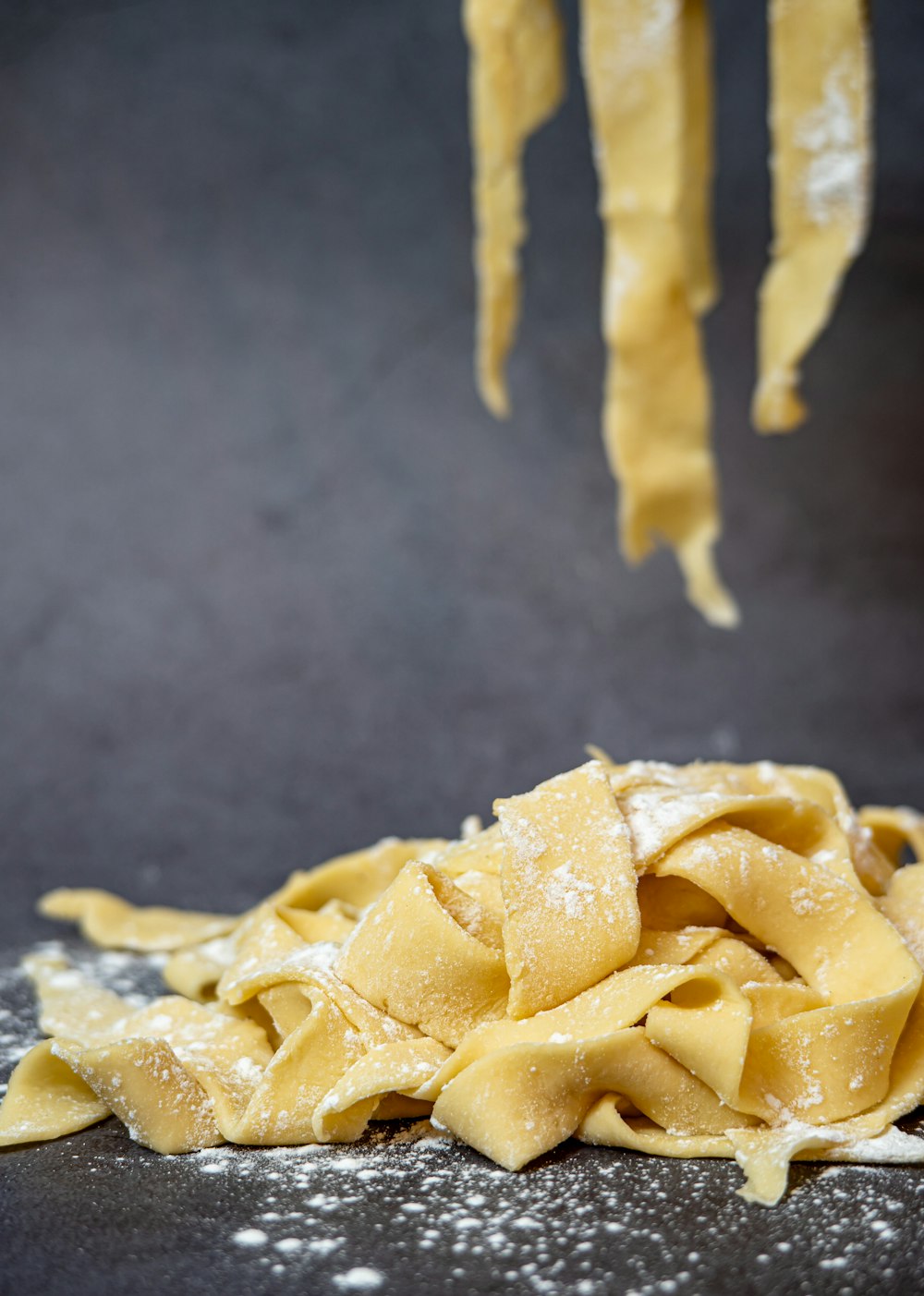 Pasta auf schwarzem Holztisch