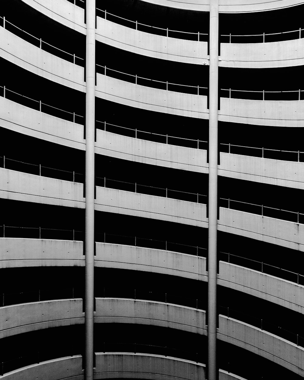 Bâtiment en béton noir et blanc