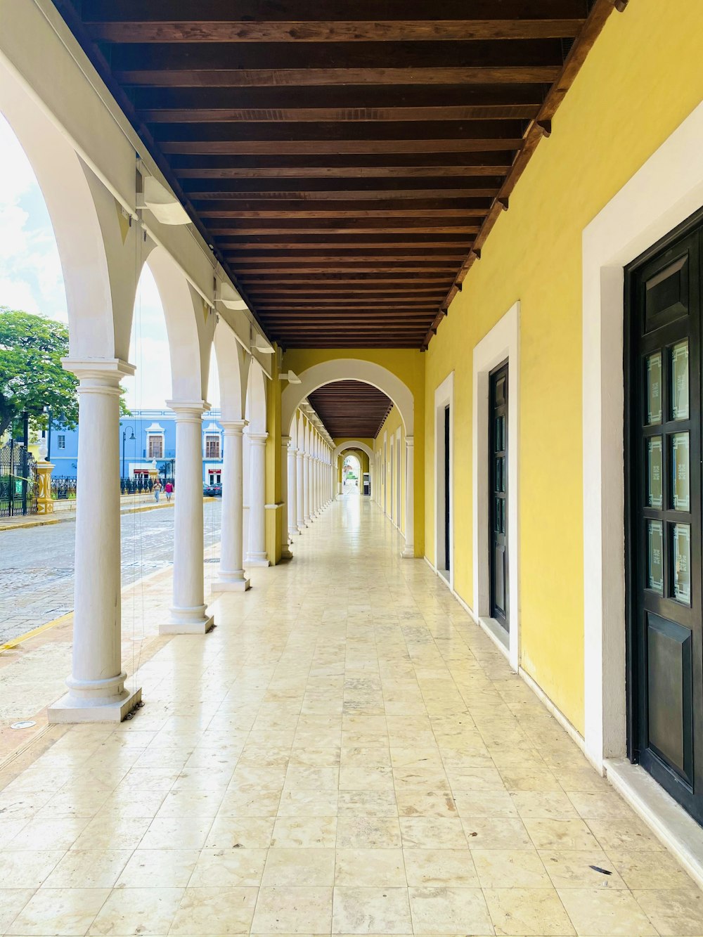 Edificio de hormigón blanco y marrón durante el día