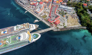 Cruceros en puerto, en aguas color turquesa del Caribe 