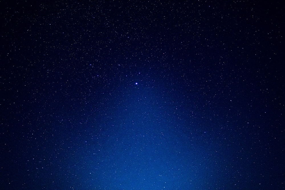 blauer Himmel mit Sternen während der Nacht