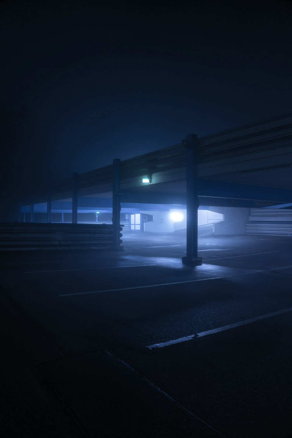 夜間の照明付き橋