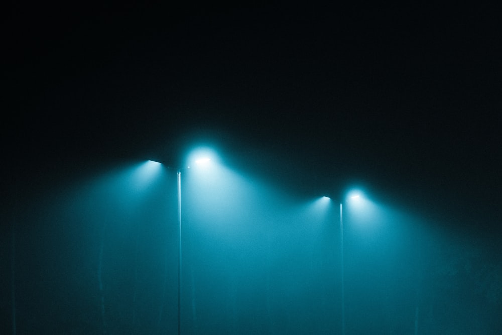 Foto zum Thema Blaues Licht auf dunklem Raum – Kostenloses Bild zu