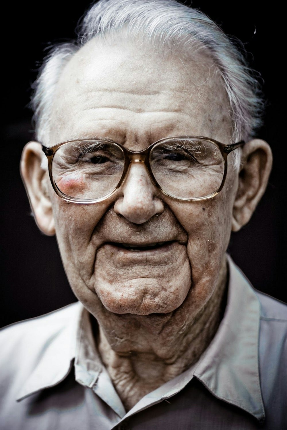 Homme en chemise à col blanc portant des lunettes