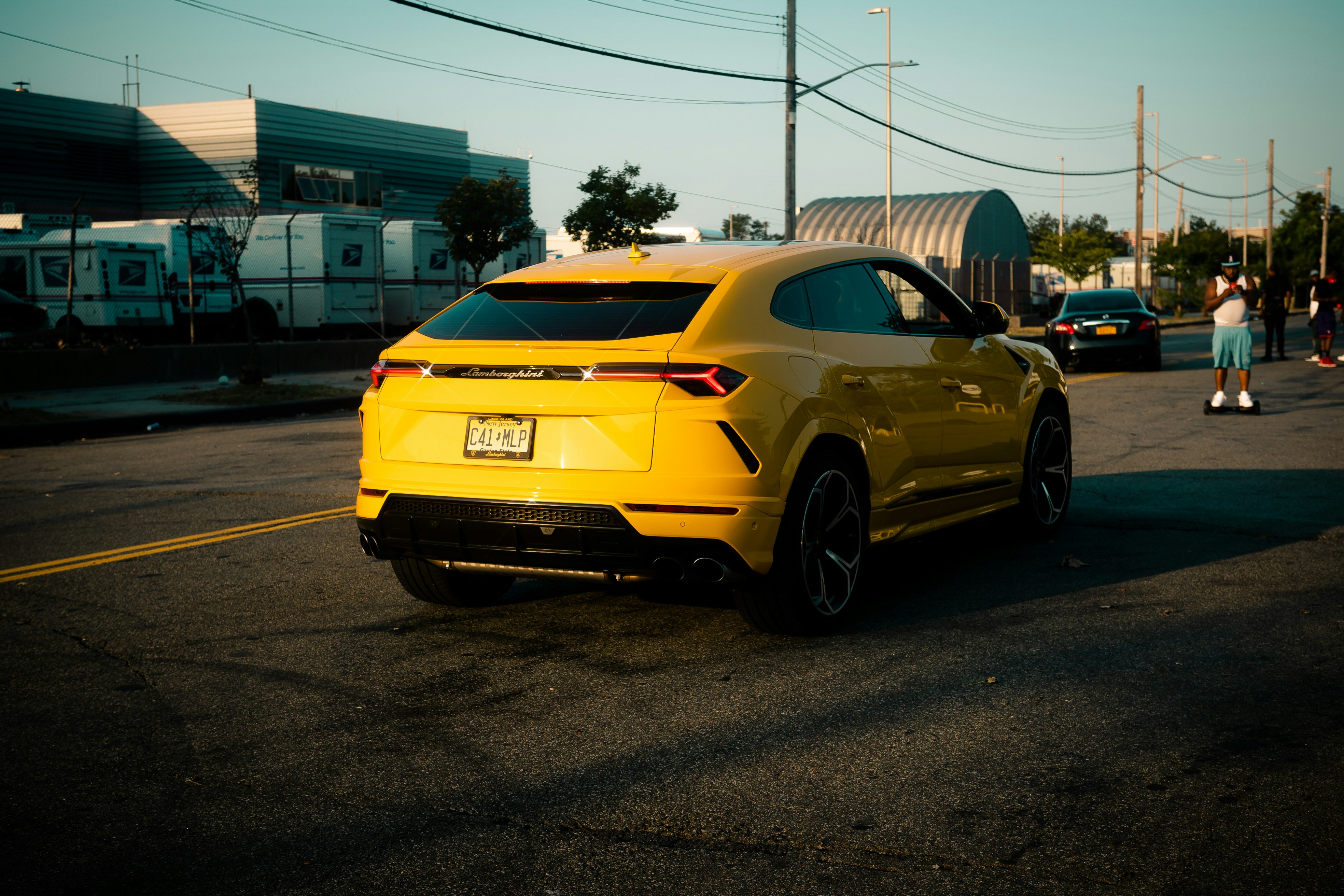 Lamborghini Urus jaune sur route de montagne
