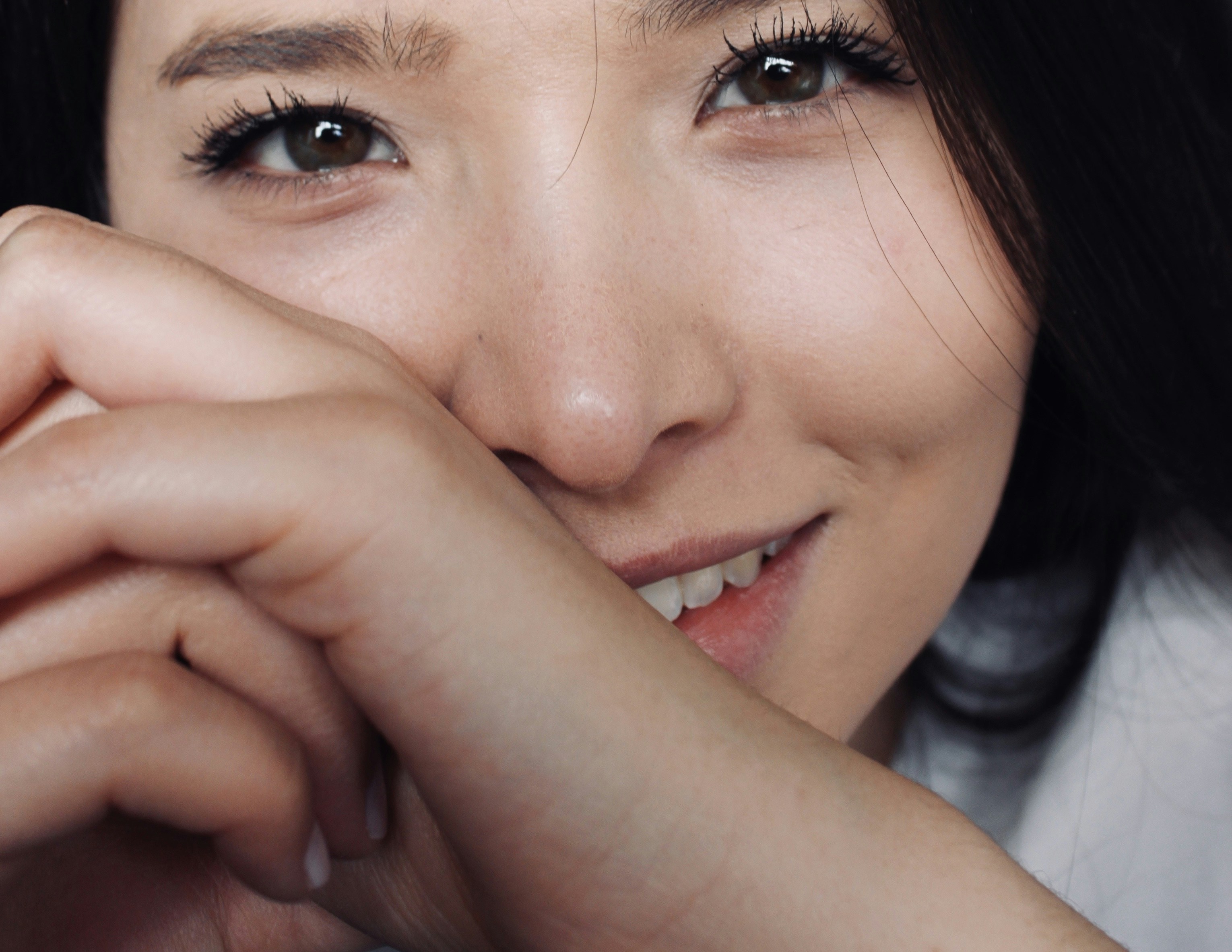 Frau im grauen Rundhalshemd