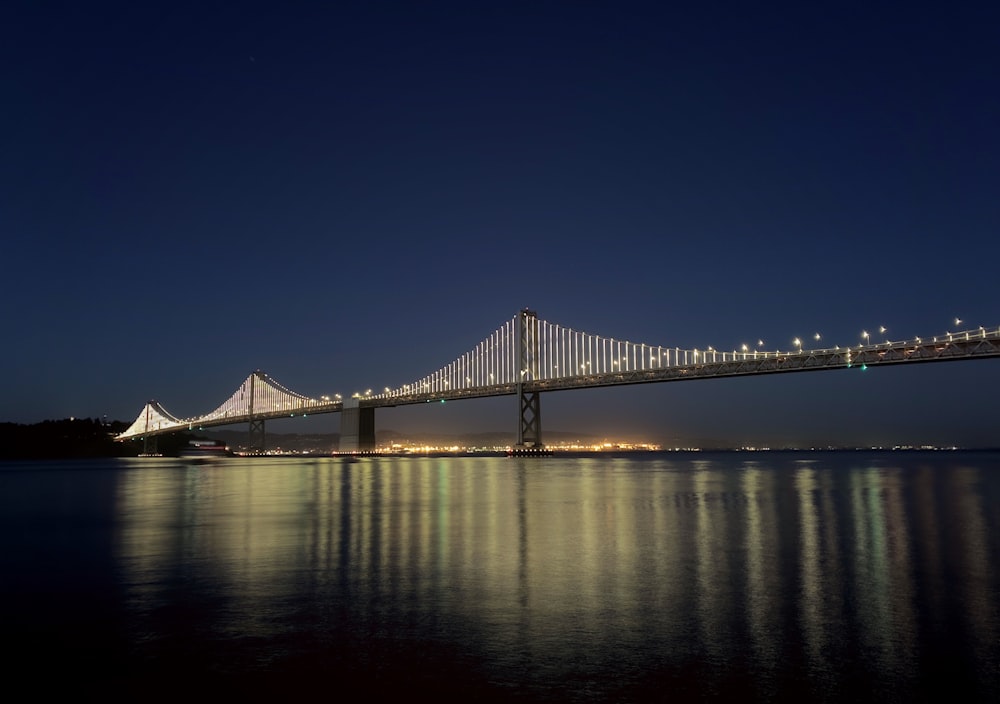 ponte sobre a água durante a noite