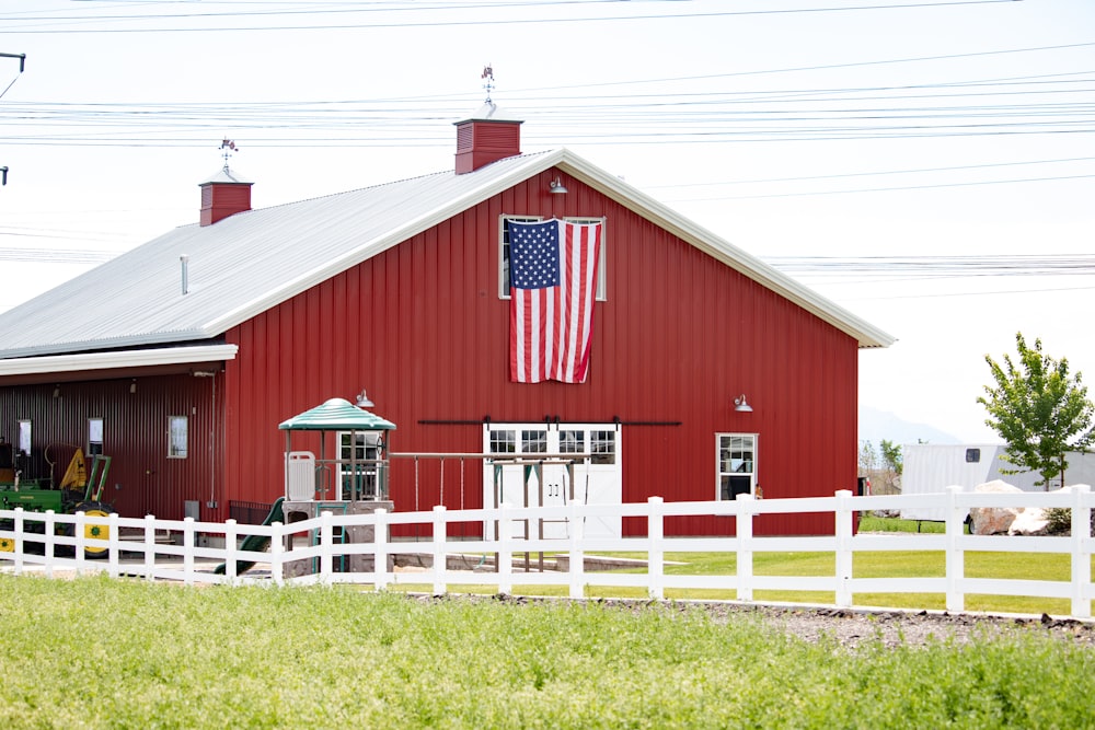 Casa granero de madera roja y blanca