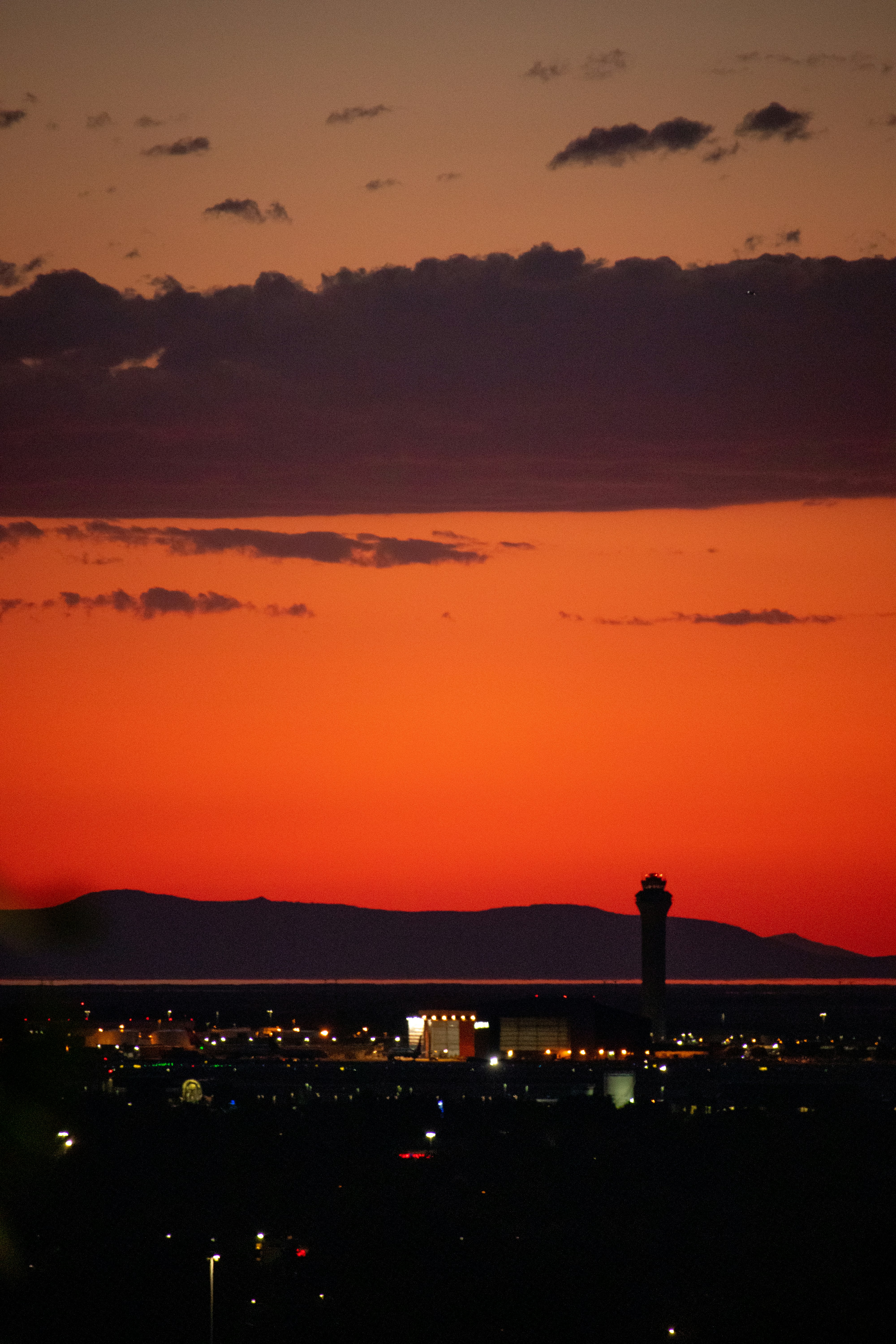 Silhouette von Stadtgebäuden bei Sonnenuntergang