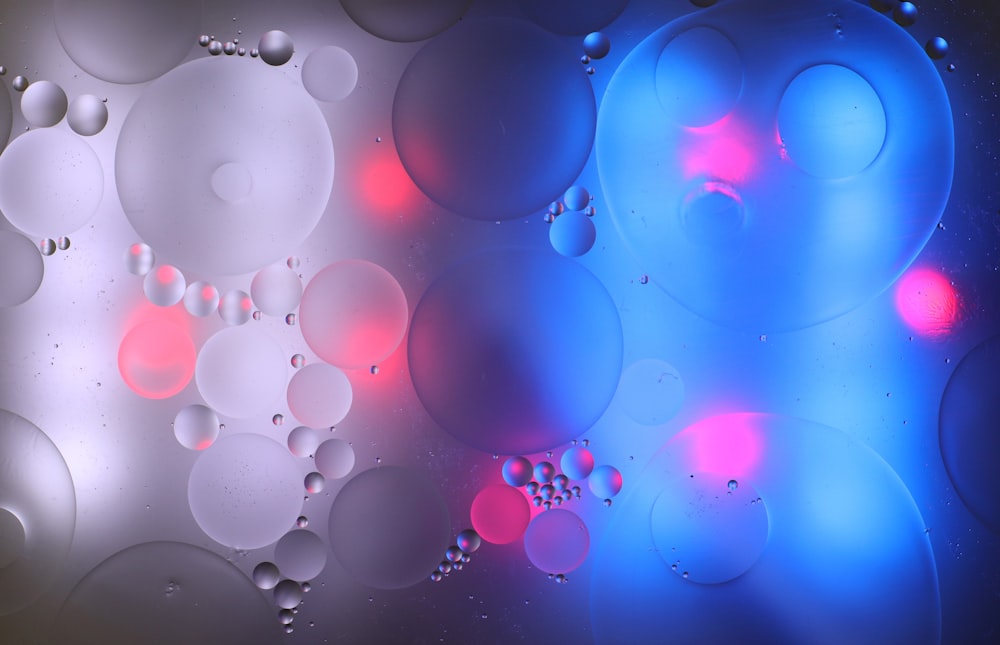 Ilustración de burbujas rosas y azules