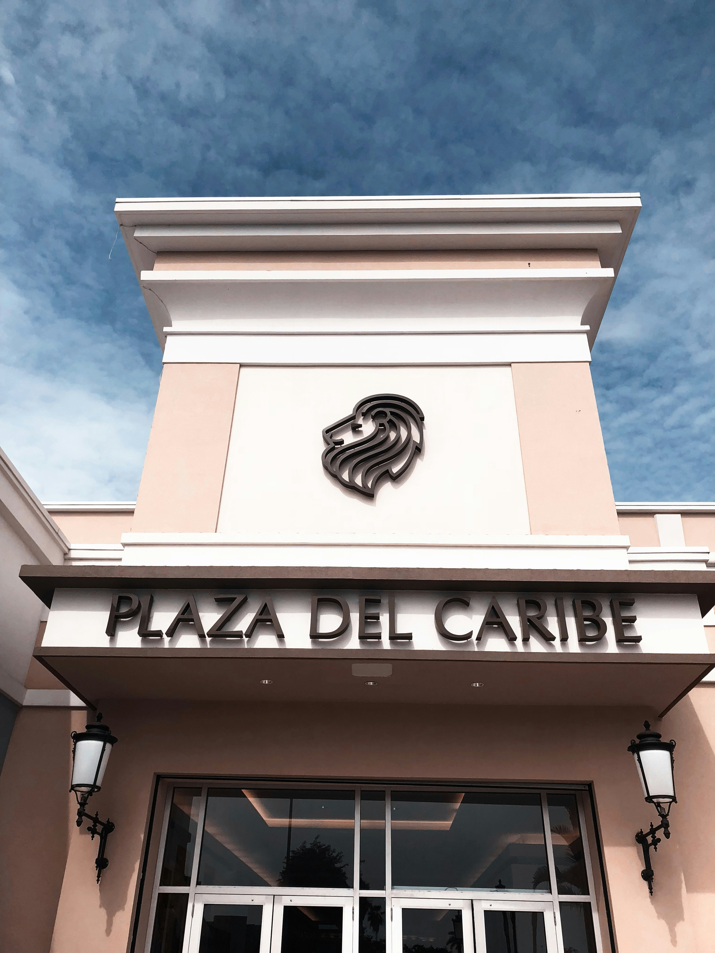 Jorge trabajando en instalación solar en Maicao, demostrando su experiencia práctica en condiciones del Caribe