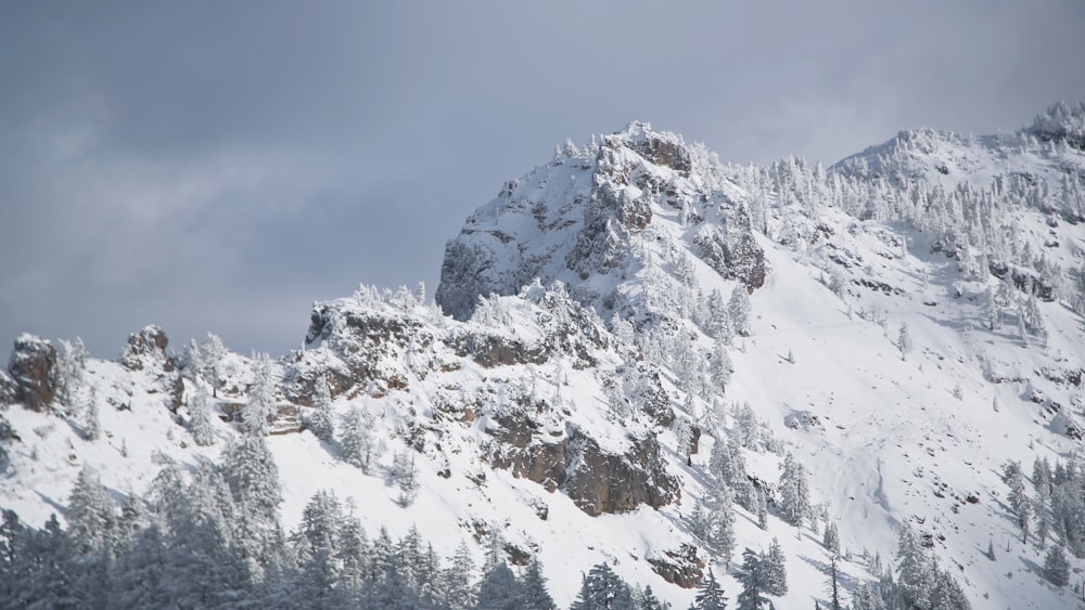 montanha coberta de neve sob o céu azul durante o dia