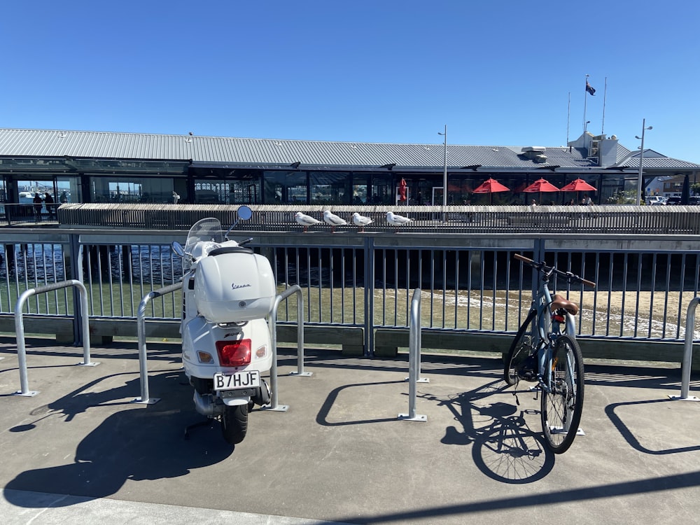 昼間は駐車場に停車している白と赤のバイク