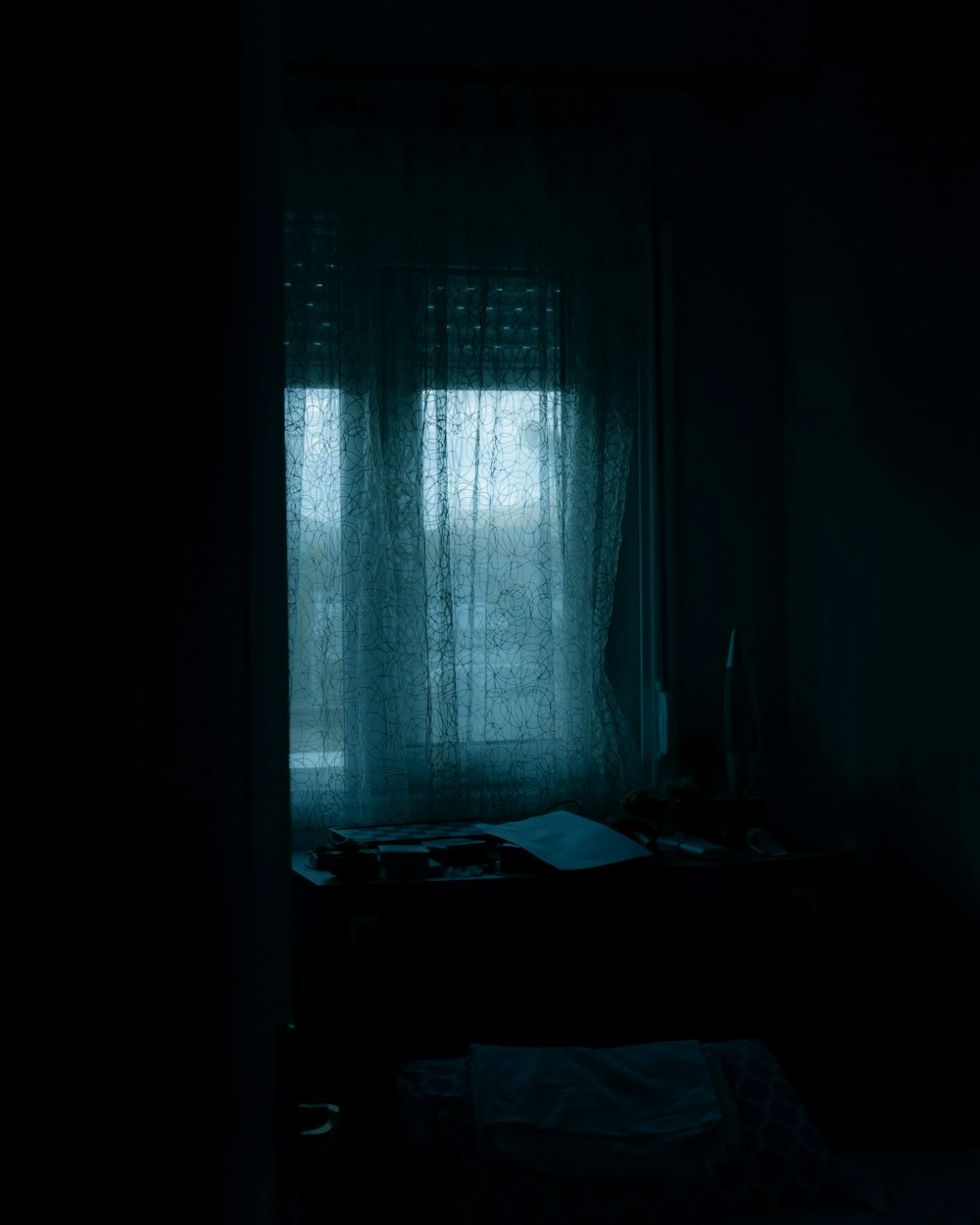 rideau de fenêtre blanc sur la fenêtre