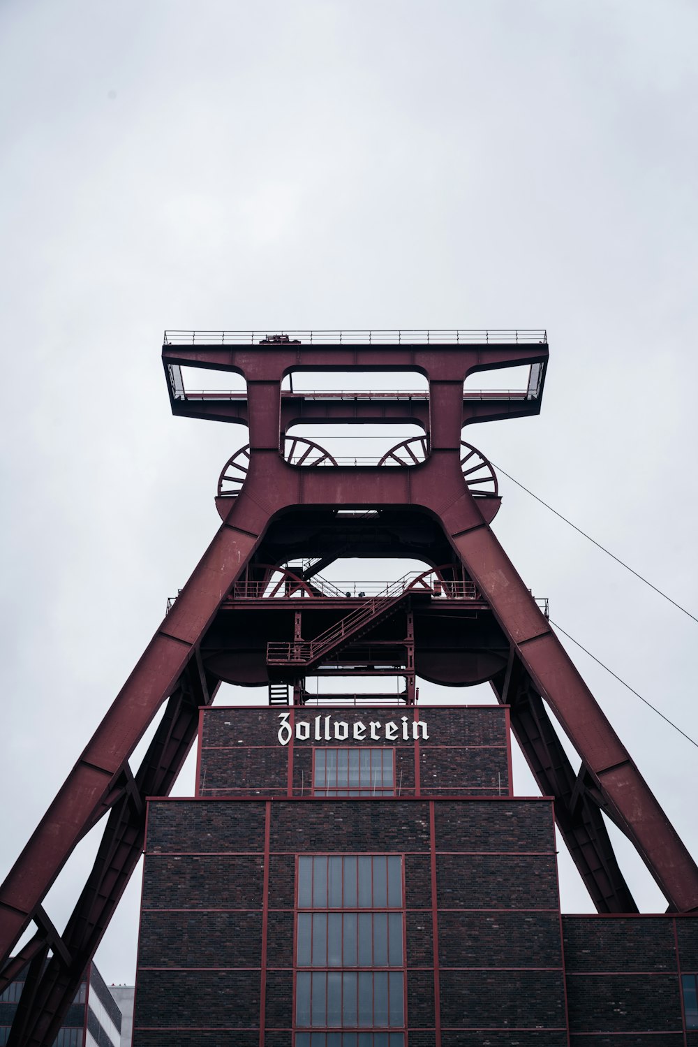 bâtiment en béton brun sous le ciel blanc pendant la journée