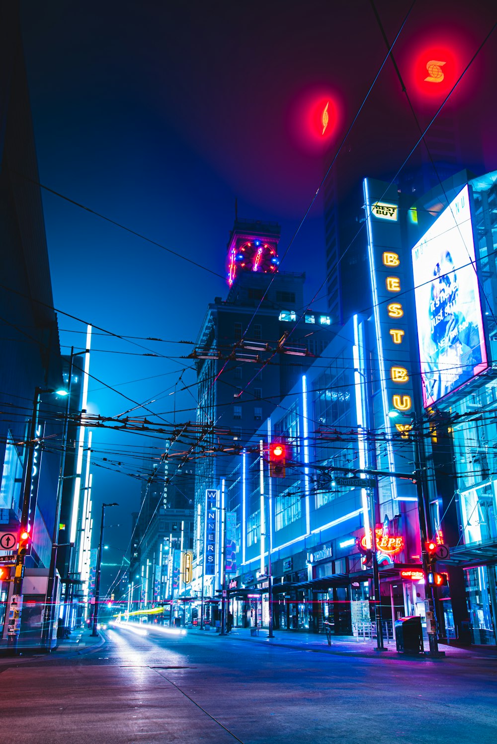 edifício iluminado vermelho e branco durante a noite