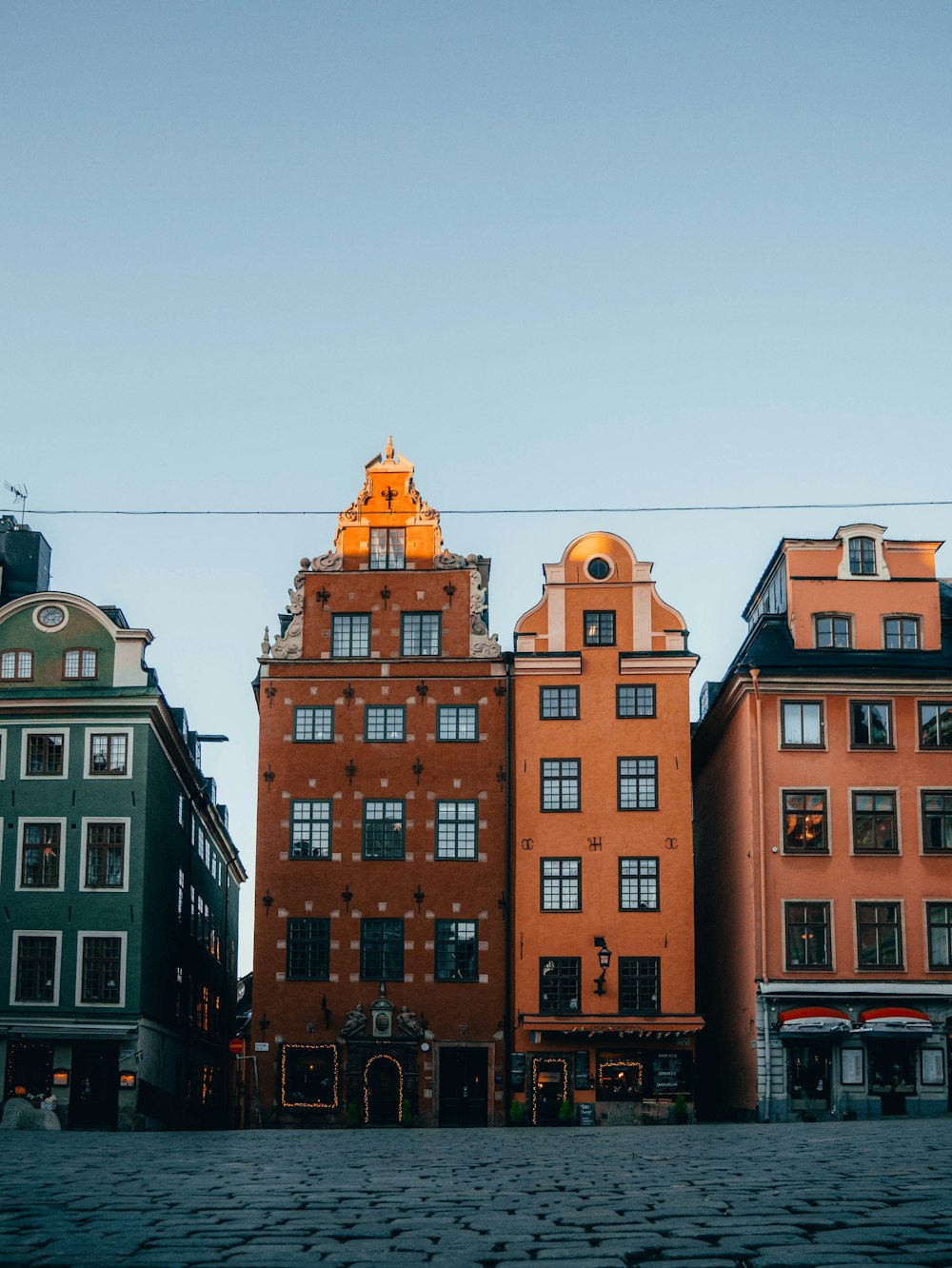 Braunes Betongebäude unter grauem Himmel tagsüber