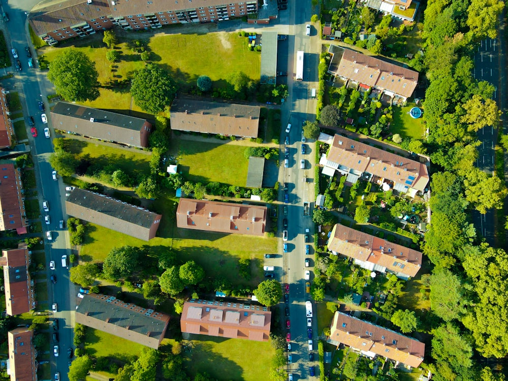 Vista aérea de árboles verdes y casas durante el día