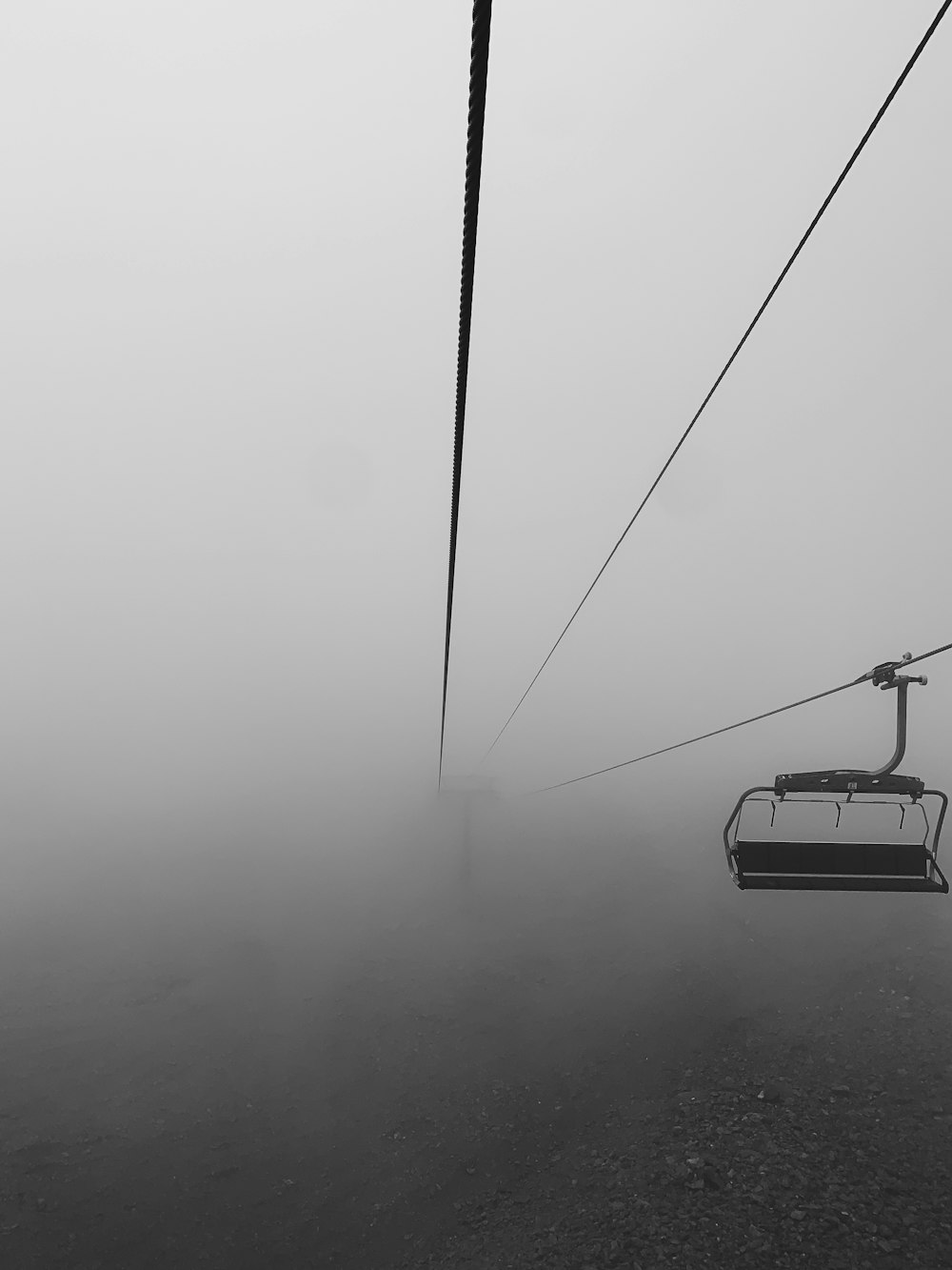 Téléphérique noir sur échelle de gris